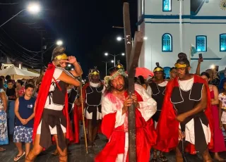 Encenação da Paixão de Cristo atrai grande público na Praça da Matriz em Prado