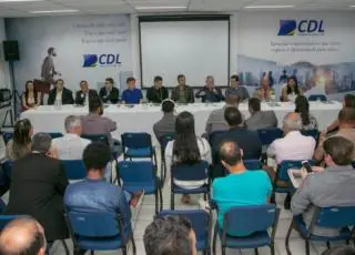 Autoridades de Teixeira de Freitas recepcionam na CDL empresário da industria moveleira do Rio Grande do Sul