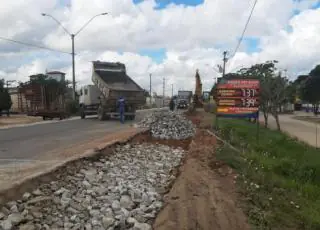 Avançam obras de revestimento do acostamento da BR-101 no distrito de Itabatã