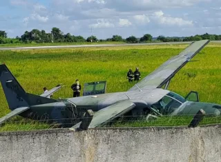 Avião da FAB sai da pista no Aeroporto de Porto Seguro; ninguém fica ferido
