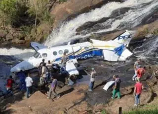 Avião de Marília Mendonça cai em MG.