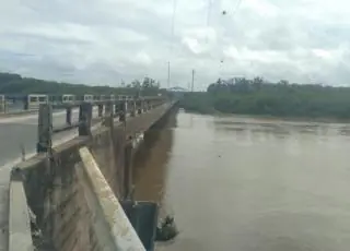 Aviso aos motoristas - Ponte do Rio Buranhém na BR 101 foi liberada, a de Itamaraju continua interditada para veículos pesados