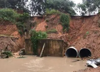 AVISO: Prefeitura alerta para risco de desabamento na ladeira do Colina Verde e isola área