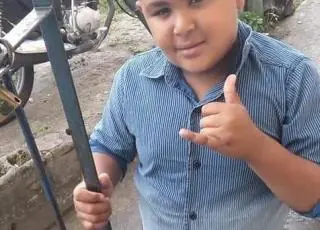 Bala perdida mata garoto de 08 anos em Eunápolis. Tio do garoto também foi baleado