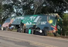 Banda Mastruz com Leite passa por susto após acidente com ônibus na madrugada deste sábado 9