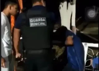 Barbaridade – Vídeo mostra guarda municipal armado agredindo jovem em Itapetinga