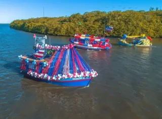 Barcos enfeitam o Rio Jucuruçu em emocionante homenagem a São Pedro, no Prado