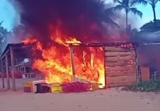 Barraca pega fogo na Orla de Porto Seguro; causas do incêndio serão investigadas