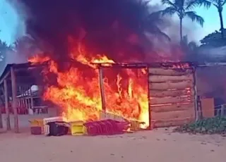 Barraca pega fogo na Orla de Porto Seguro; causas do incêndio serão investigadas