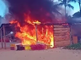 Barraca pega fogo na Orla de Porto Seguro; causas do incêndio serão investigadas