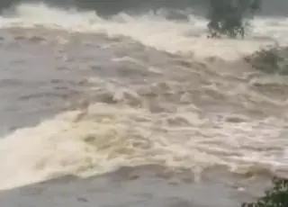 Barragem transborda, atinge povoado e cidade deve ser evacuada na Bahia