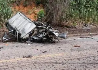 Batida entre carros mata quatro pessoas da mesma família em MG
