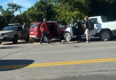 Batida frontal no anel viário de Porto Seguro termina com dois mortos e uma mulher ferida