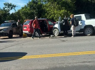 Batida frontal no anel viário de Porto Seguro termina com dois mortos e uma mulher ferida