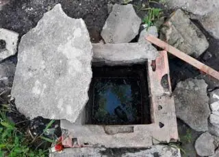 Bebê de 10 meses morre afogado em caixa de gordura no quintal de casa