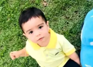 Bebê de dois anos morre após ser esquecido em van escolar