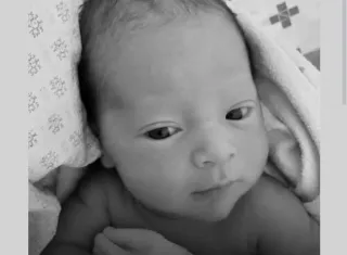 Bebê de três semanas é morto com 15 facadas; pais foram presos em flagrante
