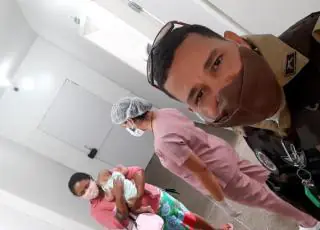 Bebê engasgada é salva por policiais em Itabuna