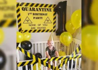 Bebê ganha aniversário de 1 ano com tema 'quarentena'