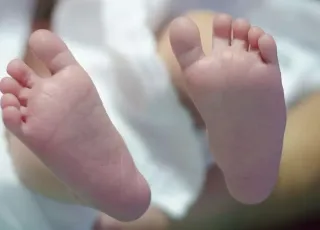 Bebê morre após ser atingido por celular que pai jogou na esposa durante discussão