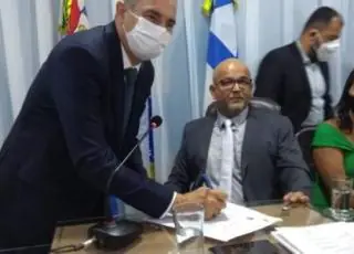 Beto Pinto e Cida Boiadeiro são empossados prefeito e vice de Medeiros Neto