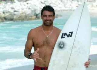 Bicampeão Brasileiro, surfista Léo Neves morre durante prova em Saquarema, no RJ