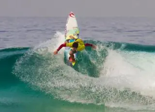 Bicampeão mundial vai disputar etapa de surfe em Fernando de Noronha