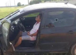 Bira Corretor é alvejado a tiros dentro do carro no Estância Biquini em Teixeira de Freitas