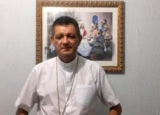 Bispo Dom Jailton passa mal durante celebração e é levado para o hospital em Teixeira de Freitas