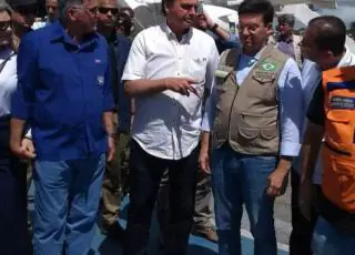 Bolsonaro acompanhado de ministros sobrevoa áreas atingidas pelas chuvas no interior da Bahia
