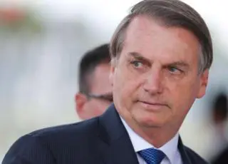 Bolsonaro leva tombo no Alvorada e vai para o hospital