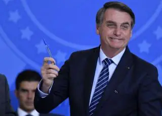 Bolsonaro muda Maria da Penha e faz agressor assumir custos