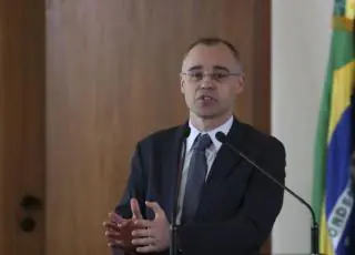 Bolsonaro nomeia André Mendonça para a Justiça e Ramagem para a PF