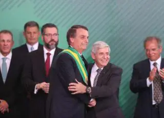 Bolsonaro participa de transmissão de cargo de ministros