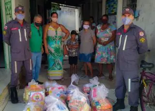 Bombeiros entregam 1 tonelada de alimentos para famílias carentes de Teixeira de Freitas