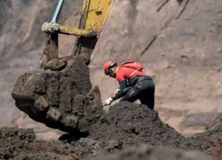 Bombeiros encontram corpo intacto de vítima de Brumadinho