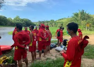 Bombeiros passam por treinamento de combate a incêndio e atividades de mergulho autônomo