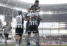 Botafogo vence Corinthians pelo Brasileirão com três de Arthur Cabral