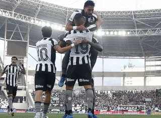 Botafogo vence Corinthians pelo Brasileirão com três de Arthur Cabral