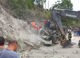 BR-101: Carreta capota próximo a Itabela e deixa motorista preso nas ferragens