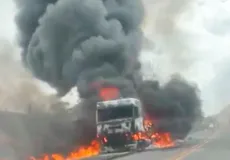 BR 101 - Carreta pega fogo entre Eunápolis e Itabela; motorista saiu ileso 