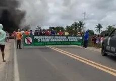 BR-101 é bloqueada em Itamaraju por produtores rurais que cobram ações contra invasões de terras no Extremo Sul