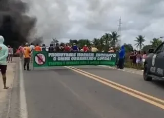 BR-101 é bloqueada em Itamaraju por produtores rurais que cobram ações contra invasões de terras no Extremo Sul