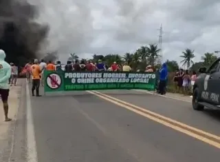 BR-101 é bloqueada em Itamaraju por produtores rurais que cobram ações contra invasões de terras no Extremo Sul