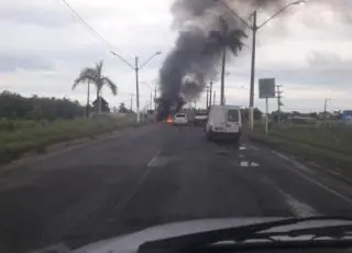 BA 698 é fechada por pais de alunos de Itabatã pedindo transporte escolar