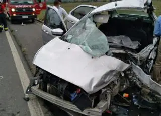 BR 101- Homem é socorrido pelos Bombeiros após sofrer acidente de carro e ficar preso às ferragens