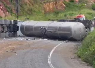 BR 101 interditada- Acidente entre duas carretas próximo a Itabela