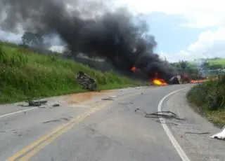 BR 101 interditada- Explosão em carro tanque após acidente com ônibus e caminhonete em Itapebi- Vídeos