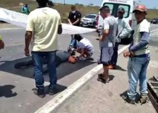 BR 101 - Motociclista fica em estado grave após ser atingido por placa de metal que se soltou de caminhão