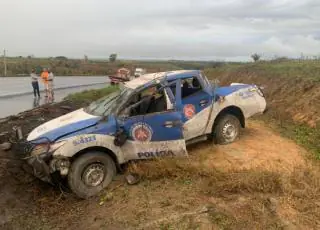BR 101 – Viatura capota e policiais são socorridos para o Hospital de Itamaraju